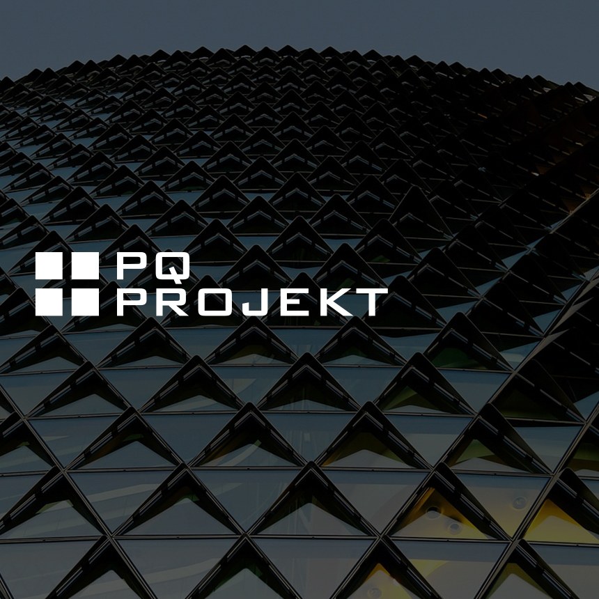 PQ Projekt – Logo vor markanter geometrischer Fassadenstruktur